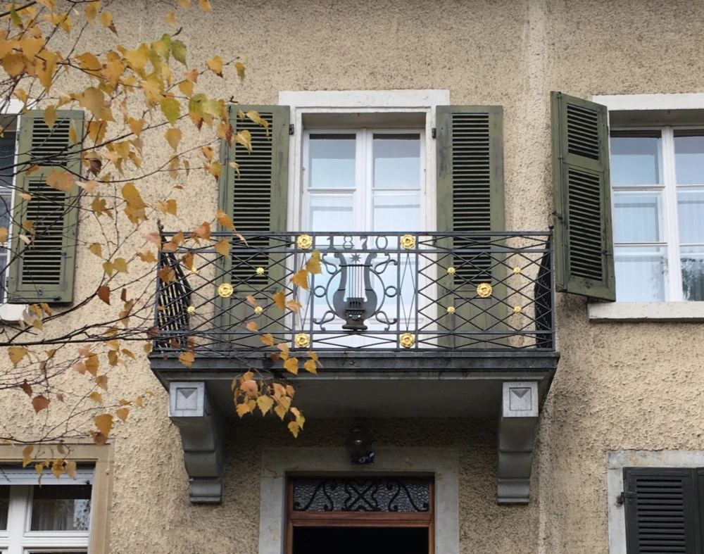 Daester Schild Haus Balkon Sued