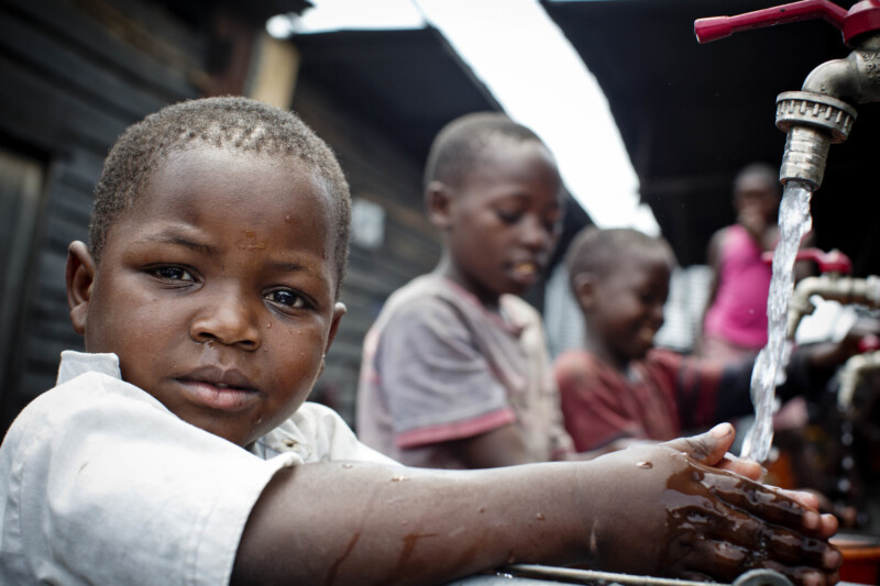 1 Kinder waschen ihre Haende an einer Handwaschstation in Goma Nord Kivu