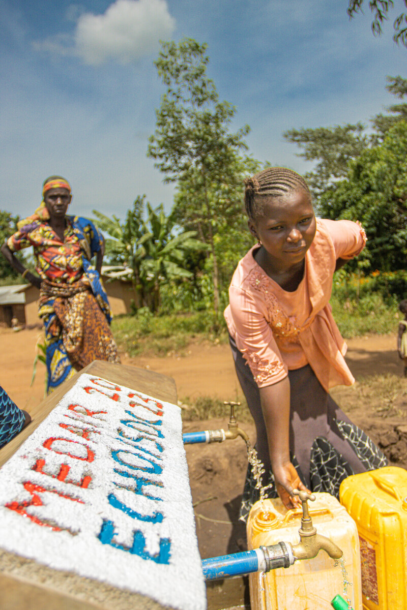3 Gemeinschaft des Dorfes Mutumbi beim Wasserholen