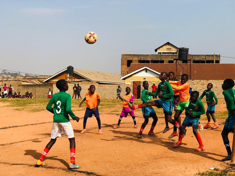 Righttoplay Jugendliche spielen Fussball zur Verbesserung ihrer Lebenskompetenzen